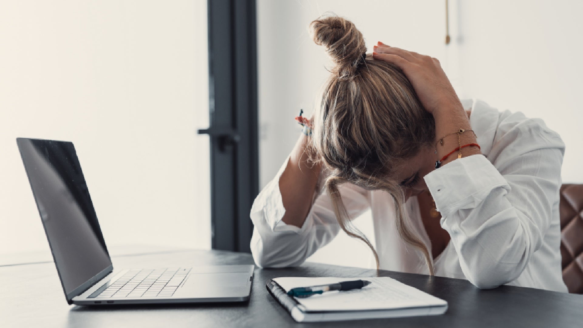 Superficies de trabajo, suelo y fatiga física: un factor invisible que afecta a pies, rodillas y espalda